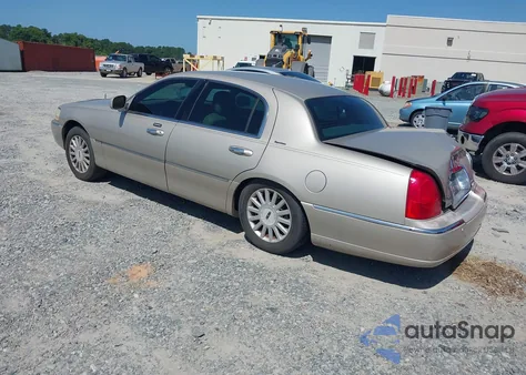 2005 Lincoln Town Car Signature z USA, uszkodzony, nr VIN 1LNHM81W35Y626364